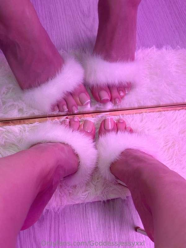My sexy fresh nails with white fluffy sandals ! 🥵👠