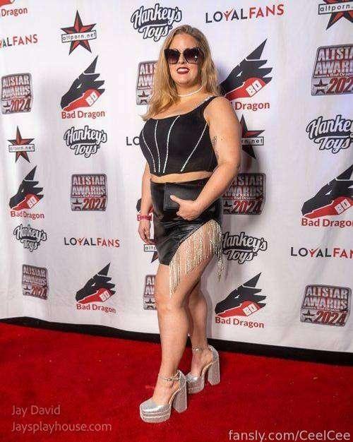 Finally back home and regular posting schedule will be resuming shortly! Thanks for sticking by while I frolicked around an awards show lol. Like my red carpet outfit? I didn’t win this time but literally the entire group I was with were all winners! To me that means I’m on the right path and I sincerely want to thank you all for being so supportive!!! Your kind words and messages make me want to be the best lil size queen porn girl in the world 💕🥰