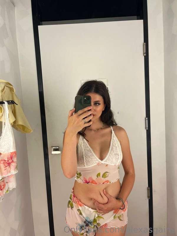 Tried on some cute new sets since all my stuff is getting to..