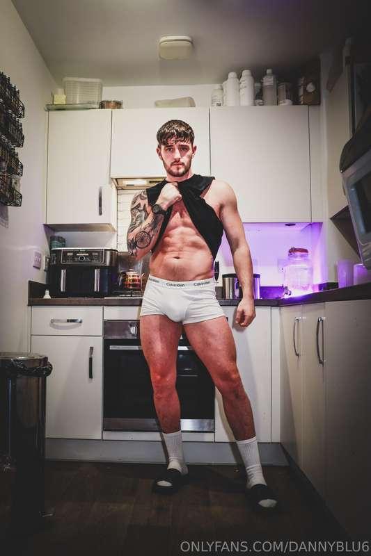 I’m cooking breakfast!! 🍳 
Are we eating here or in bed ? 😈😜