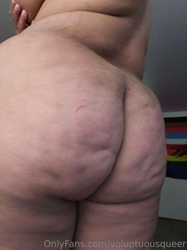 Someone cum spank me please 🙏