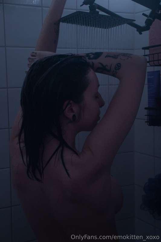 Scrub my back, babe?💦
