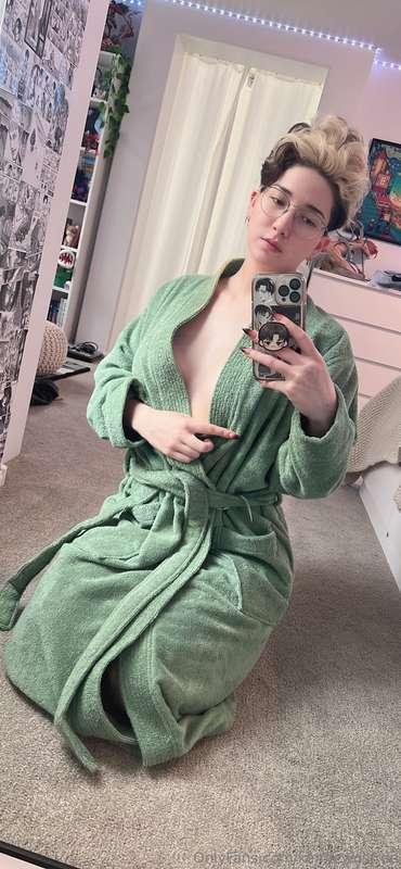 😅😅***GREEN ROBE TEASE***😩😩 Come see what's under my robe 😈😏 ..