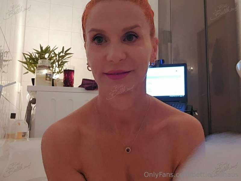 Hey meine Zuckerhasen, mein Freutags Video ist online...

Vi..