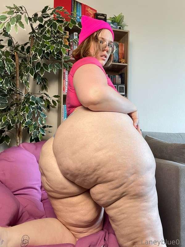 Who knew Meg was this thick😳🍑