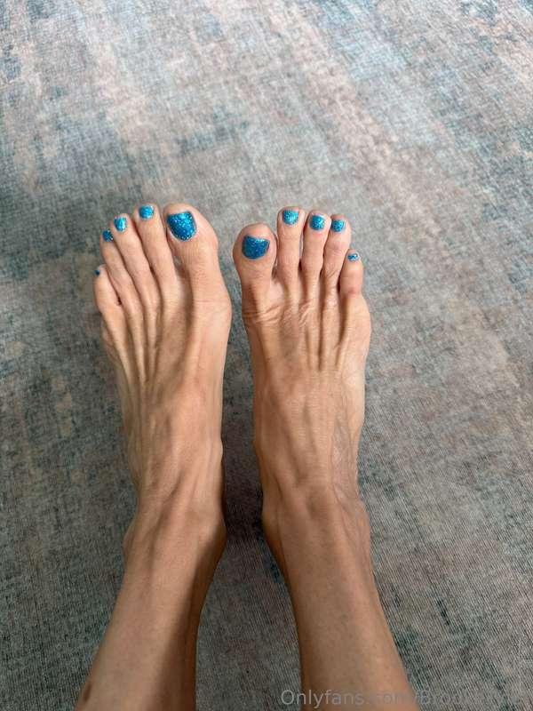 For all of you foot lovers, here's a couple of pics of my fr..
