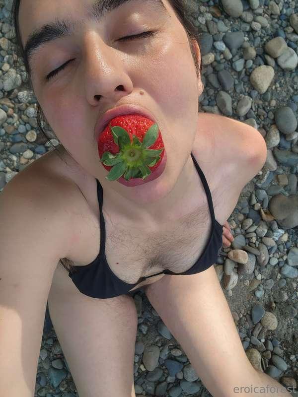 Hot girl summer has officially commenced 🤤🍓 Have anything el..