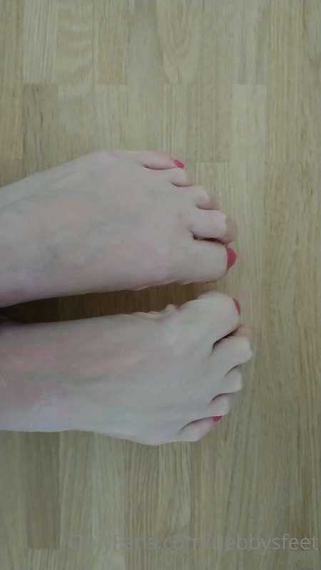 Heels, legs, stockings and then barefeet... What else? 
Enjo..
