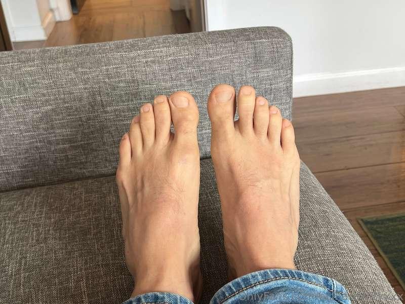 🔥🔥🦶🏻🦶🏻Dad feet anyone? 