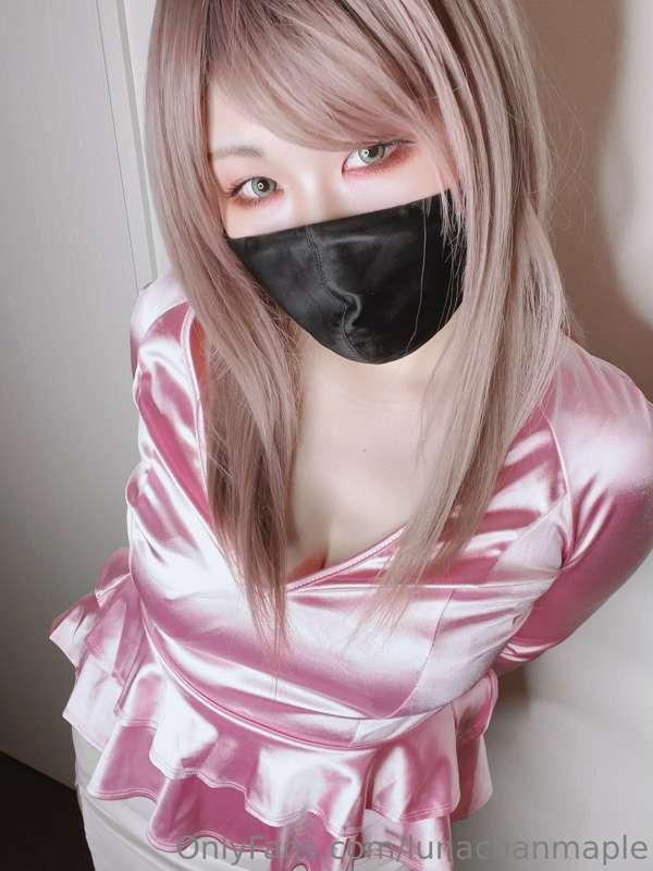 新しいシャイニーピンクトップスでパシャリ📸

密着感いい感じです☺️
こういうの好きですか？

New shiny pi..