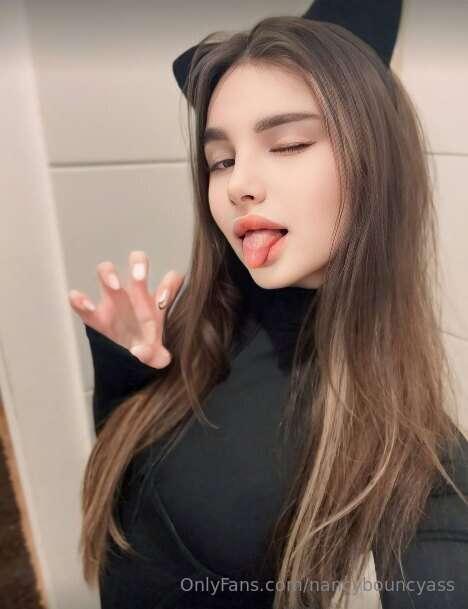 Sweet brunette 💋 @veronica_sexhelper 💋 waiting for you to sh..