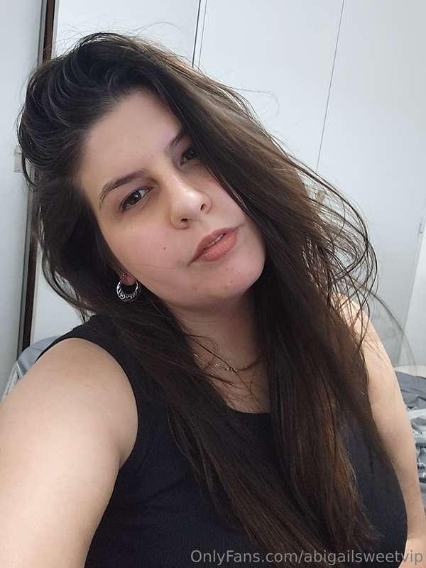 Should i stay brunnete or better be blonde? Help me to decid..