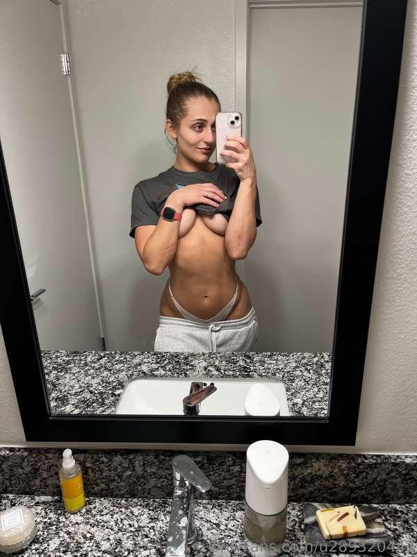 Let’s skip the gym today and workout from home?😋