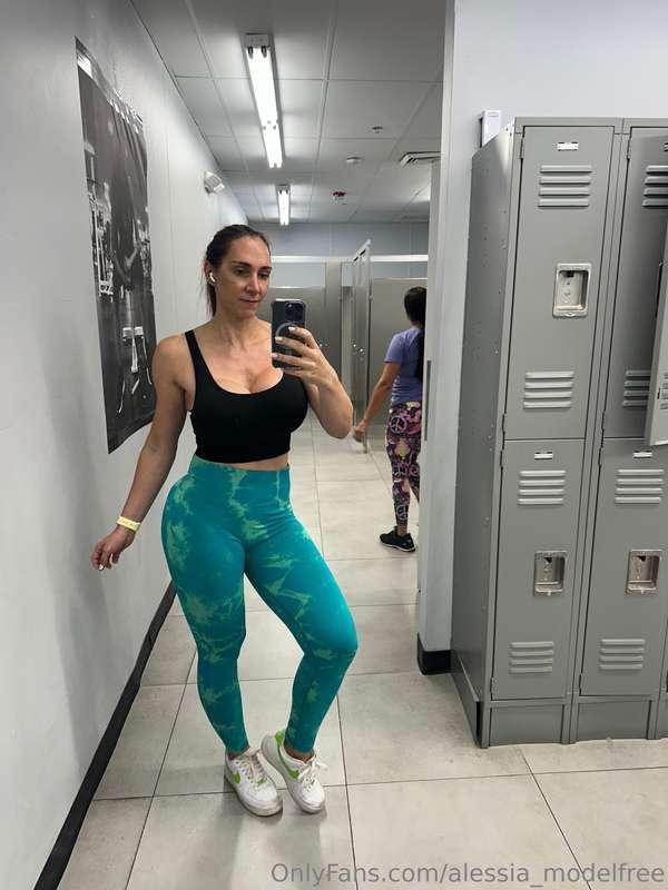 Gym tits out!! 😜