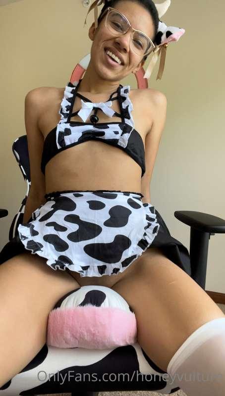 Filthy little cow maid, at your service 🤍🖤🤍🖤🤍