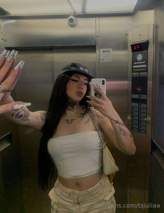 Hot or Beautiful? 💋