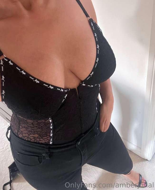 Cleavage and heels always turns heads...💋