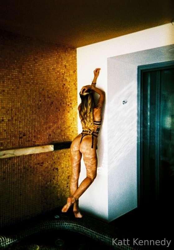 you can look but can’t touch😏