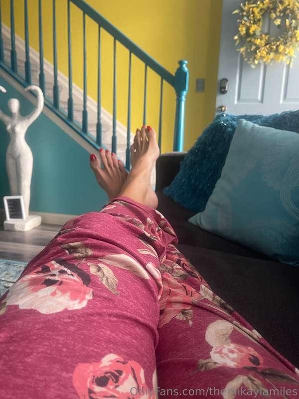 It’s a chill and get worshipped kinda day! Volunteers? 💋👣