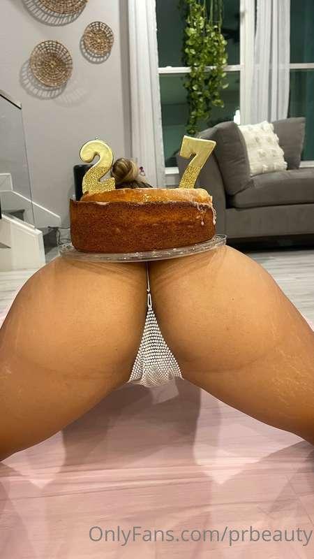 10:30 AM DM...Time to CAKE SMASH 🍑🎂 and LICK TITTI ICING 😈😋