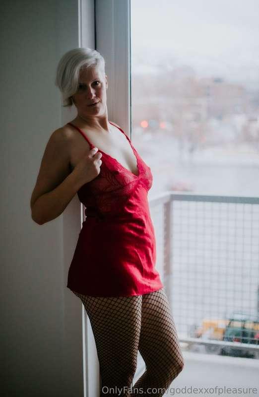 In this glamorous boudoir photoshoot I pull my breasts and n..