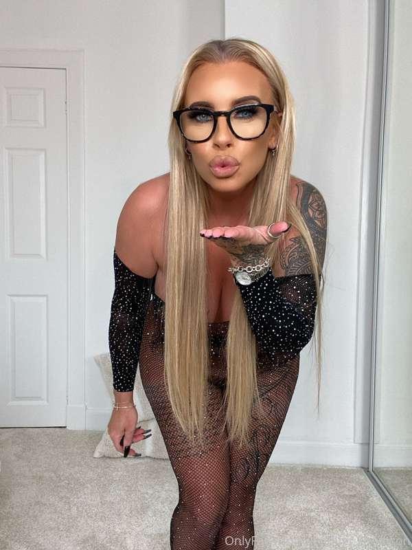 Catch my kisses baby 💋 come join me for some x-rated 🔞 fun @..