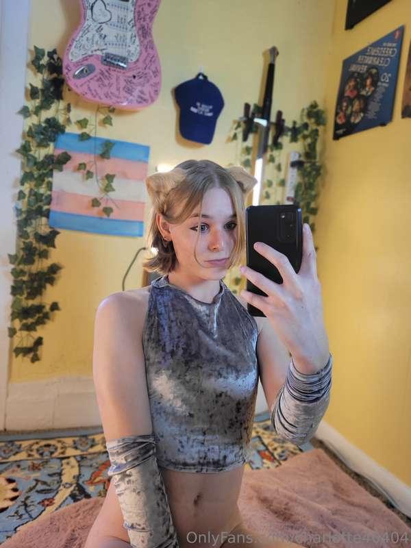 Here's my best attempt at cutesy e-girl faces :3 Merry late ..
