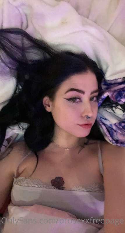 i need someone who lets me send them selfies like this <333