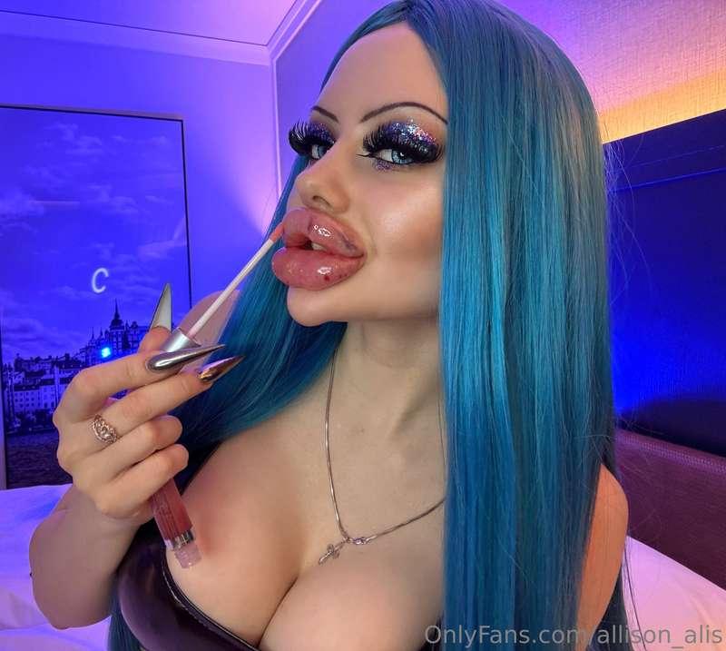 Can you imagine this gloss all over you?💋