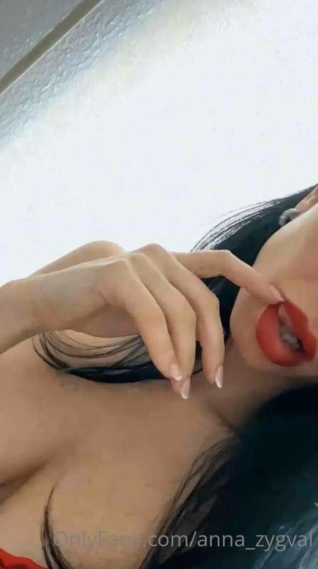 Those juicy and red lips are made for cum to flow on them 👄💦..