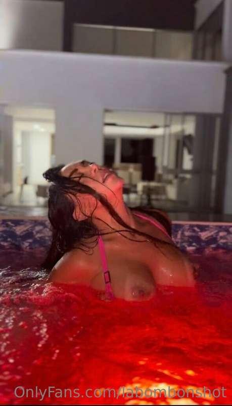 El agua me pone muy cachonda, muy hot, muy yo, por eso los j..