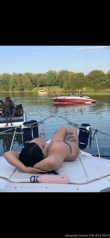 Who wants me on his boat 🙋🏻‍♀️ @ashleygoldca