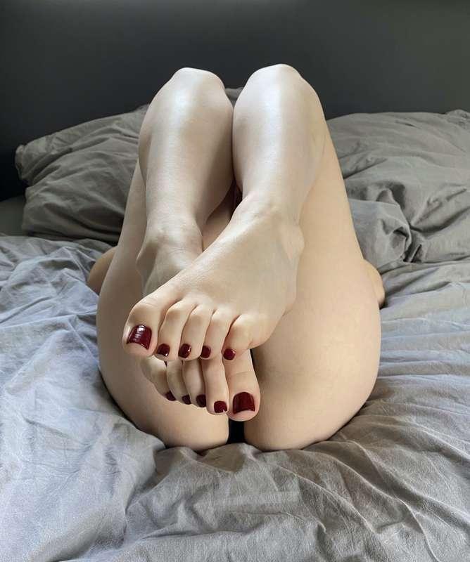 Just slide it in between... slow and careful🍆🙊😌