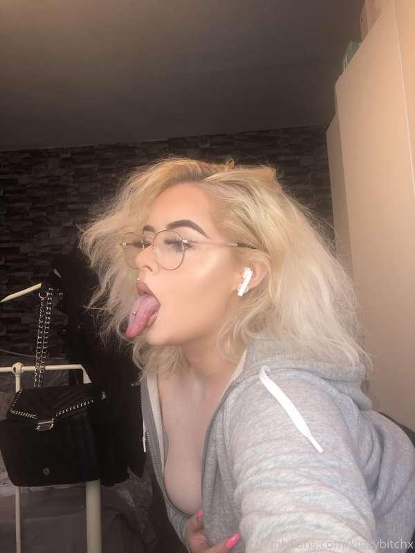 Long tongue for a long dick👅