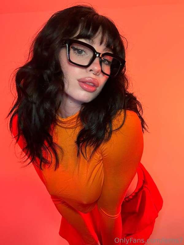got my glasses on ready to solve some mysteries ✨