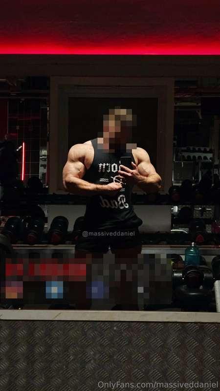 Biggest boy at the gym 💪😝.I am talking about my dick 🍆