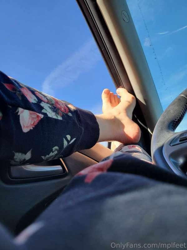 Chill out, kick up those feet for all to see🙃🚙