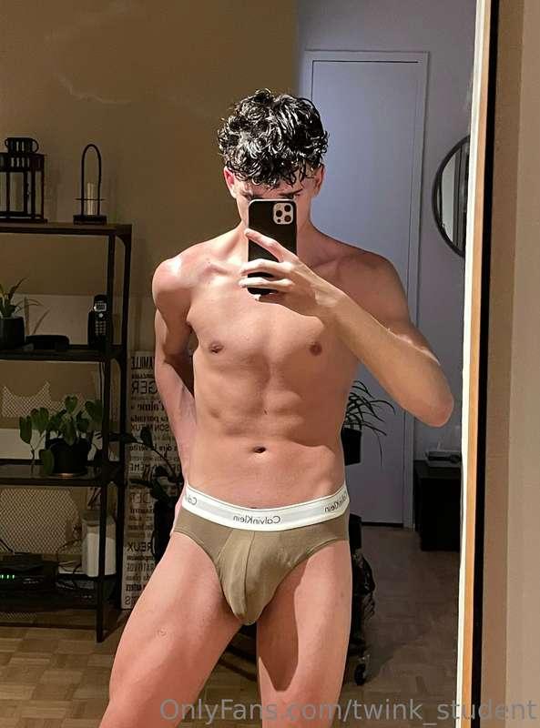 You like my bulge?🤫