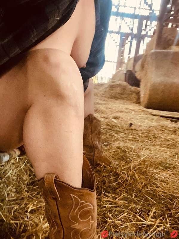 Anyone wanna play in the barn with me 😈💋I’d let you fuck me ..