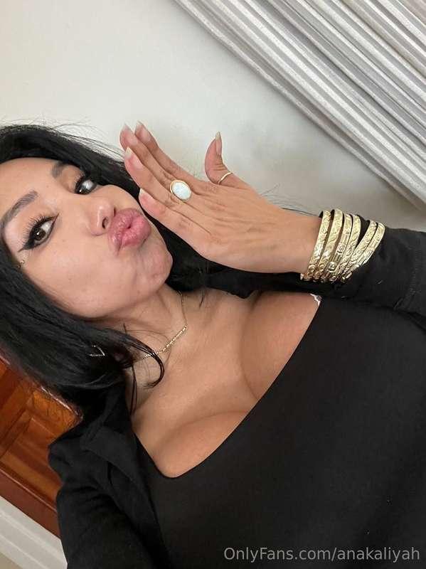 What a treat a kiss from mommy 💋👑