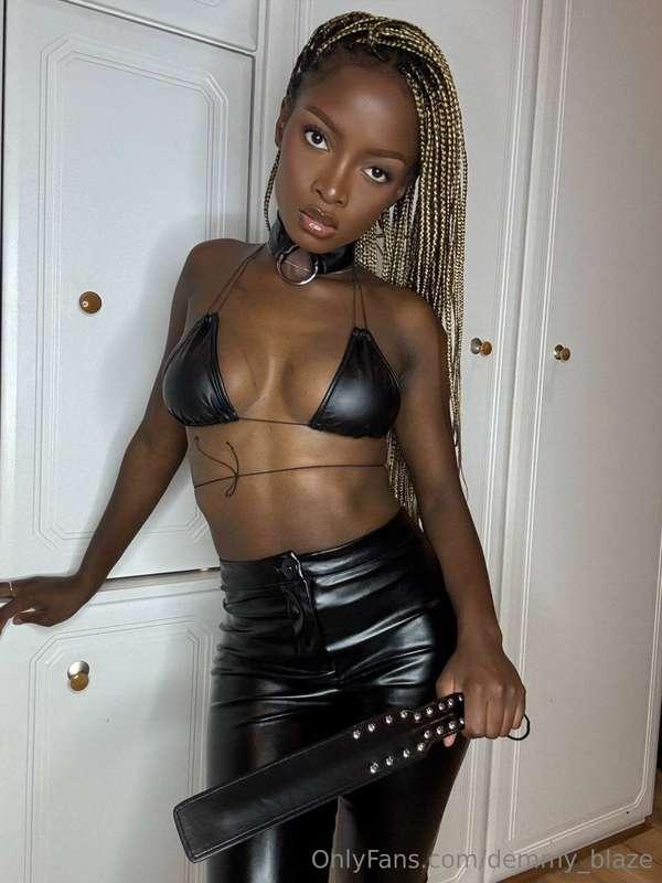 Queen of twerk and crazy rider 😏 @chocolateminieCall her wha..