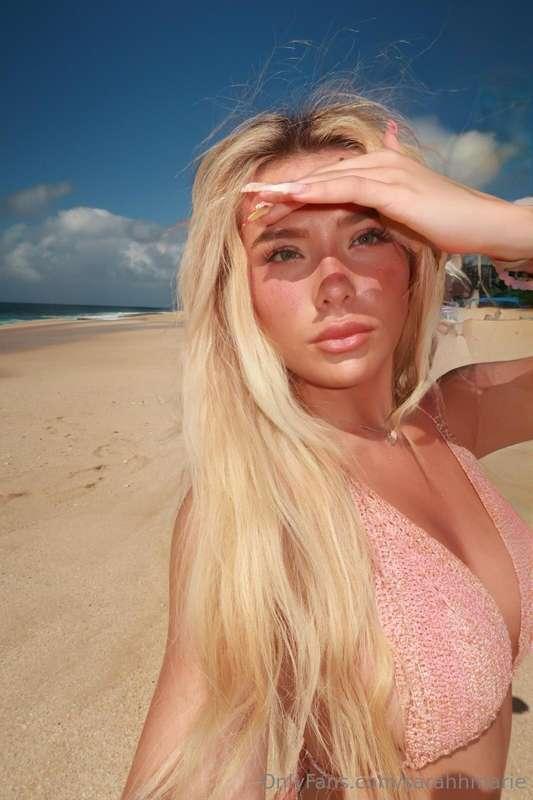 *hot blonde bombshell has entered the chat*