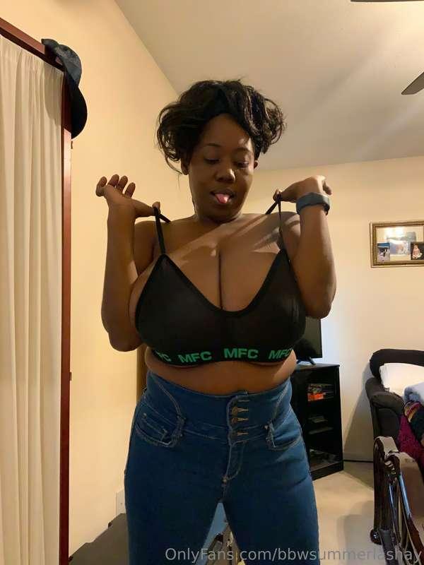 Look at all this titty meat spilling out of my bra.