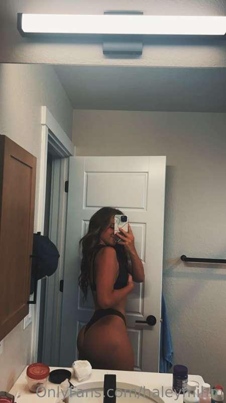 DM me tonight to see some sexy new content 😈 you won’t be di..