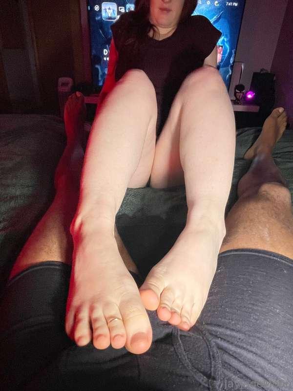 Do you like how my toes spread like this while teasing his d..