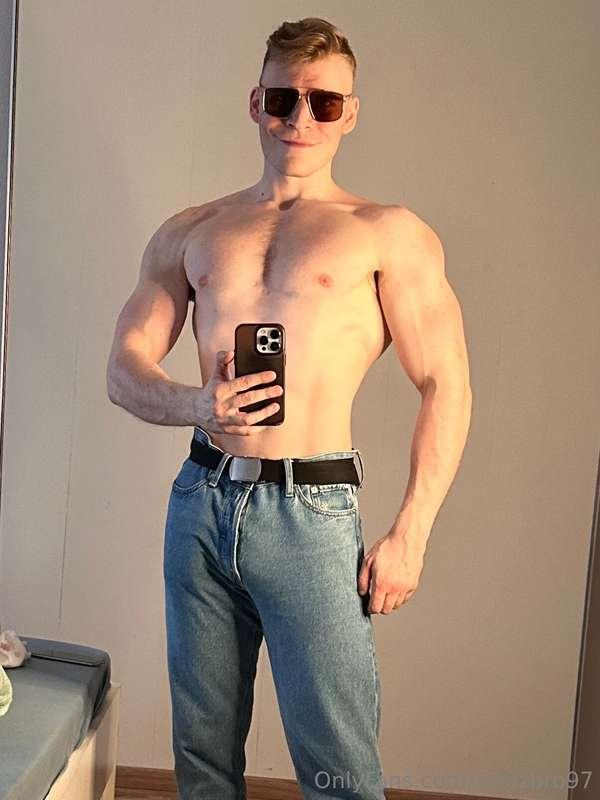 Muscles in jeans 😎💪😉