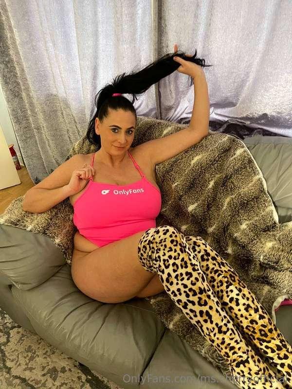 pretty in pink and waiting for you 😈