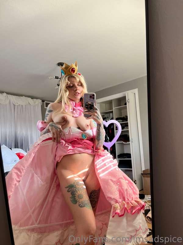 By FAR my fav cosplay of Peach I mean common😩🍑💦💕