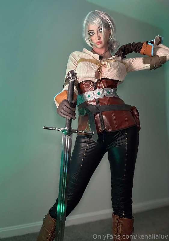 u wanna see Ciri's belly sooo bad don't you? fine! but she's..
