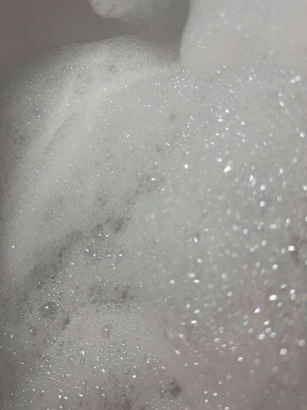 Aromatherapy with essential oils in the bath or air humidifi..